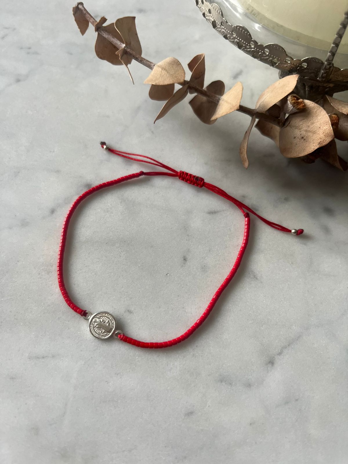 Pulsera San Benito conector con cristales rojos mostacillas de plata, ajustable de 15cm a 20cm