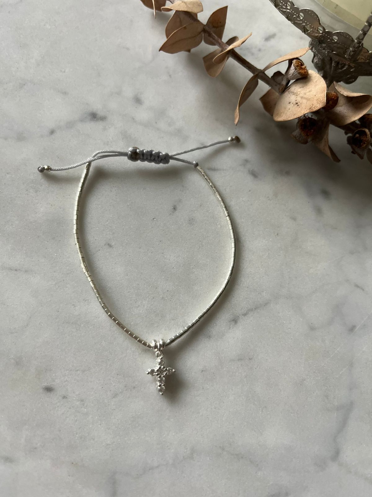 Pulsera cruz de circones, mostacillas de plata, ajustable de 15cm a 20cm