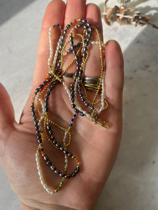 Collar de piedras naturales triple, con perlas de rio , ágatas, lapislázuli, detalles baño de oro de 45cm