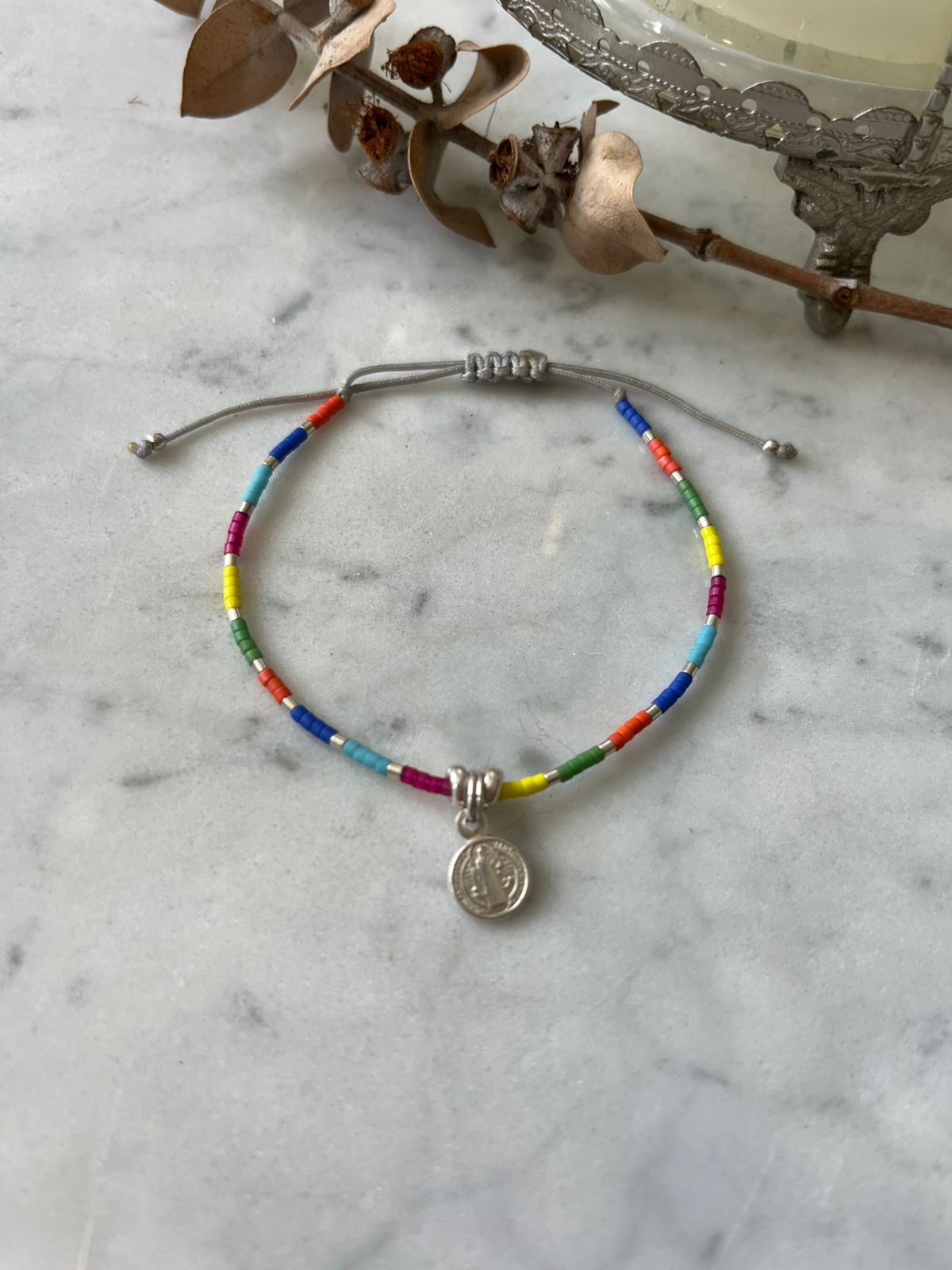 Pulsera hilo gris, cristales de colores, detalles en plata y San Benito en Plata, ajustable de 15cm a 20cm