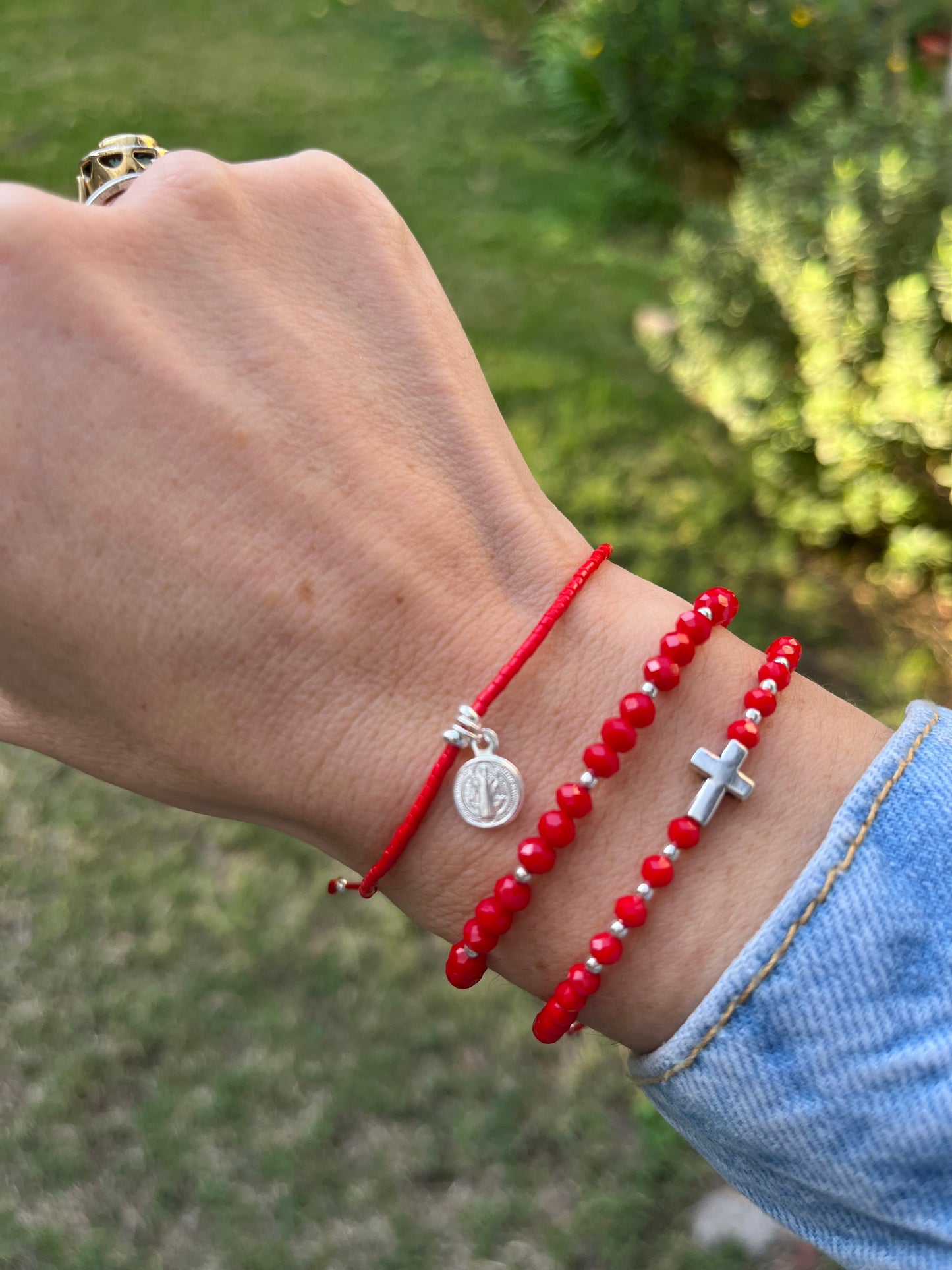 Pulsera de hilo rojo con cristales rojos y San Benito en plata, ajustable de 15cm a 20cm