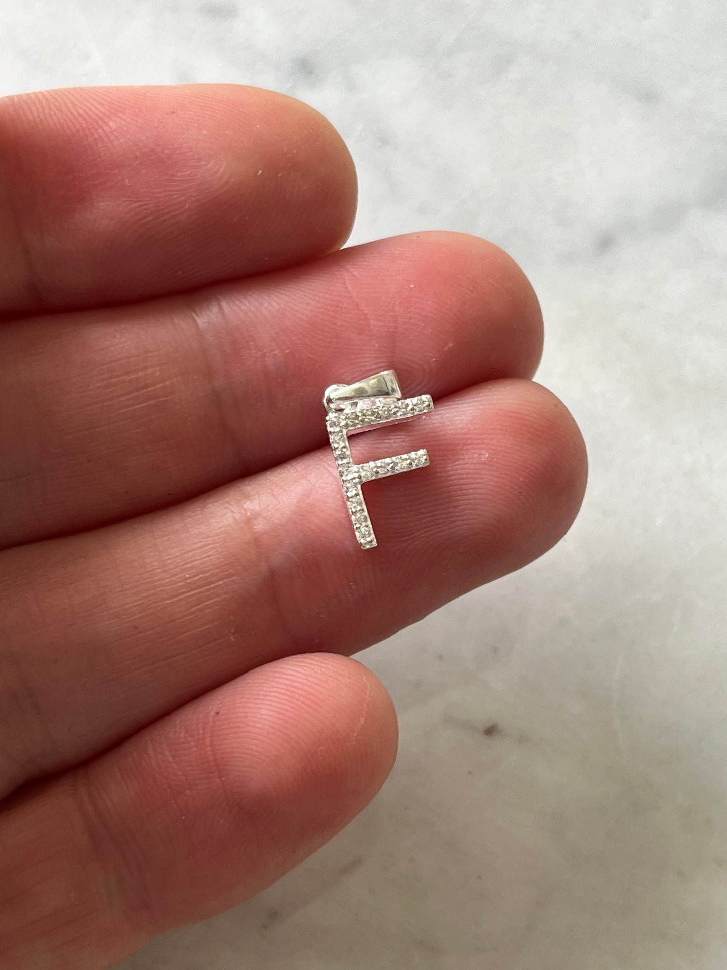 Dije de plata Letra F