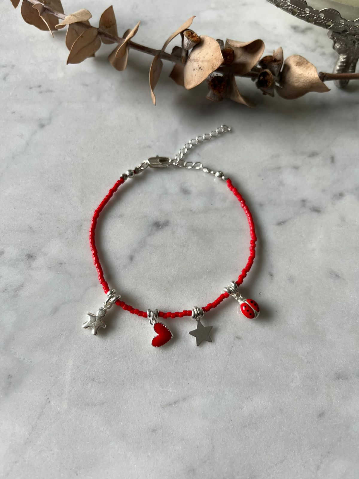 Pulsera de cristales rojos con dijes y detalles en plata 🔴⭐🐞❤️👦✨