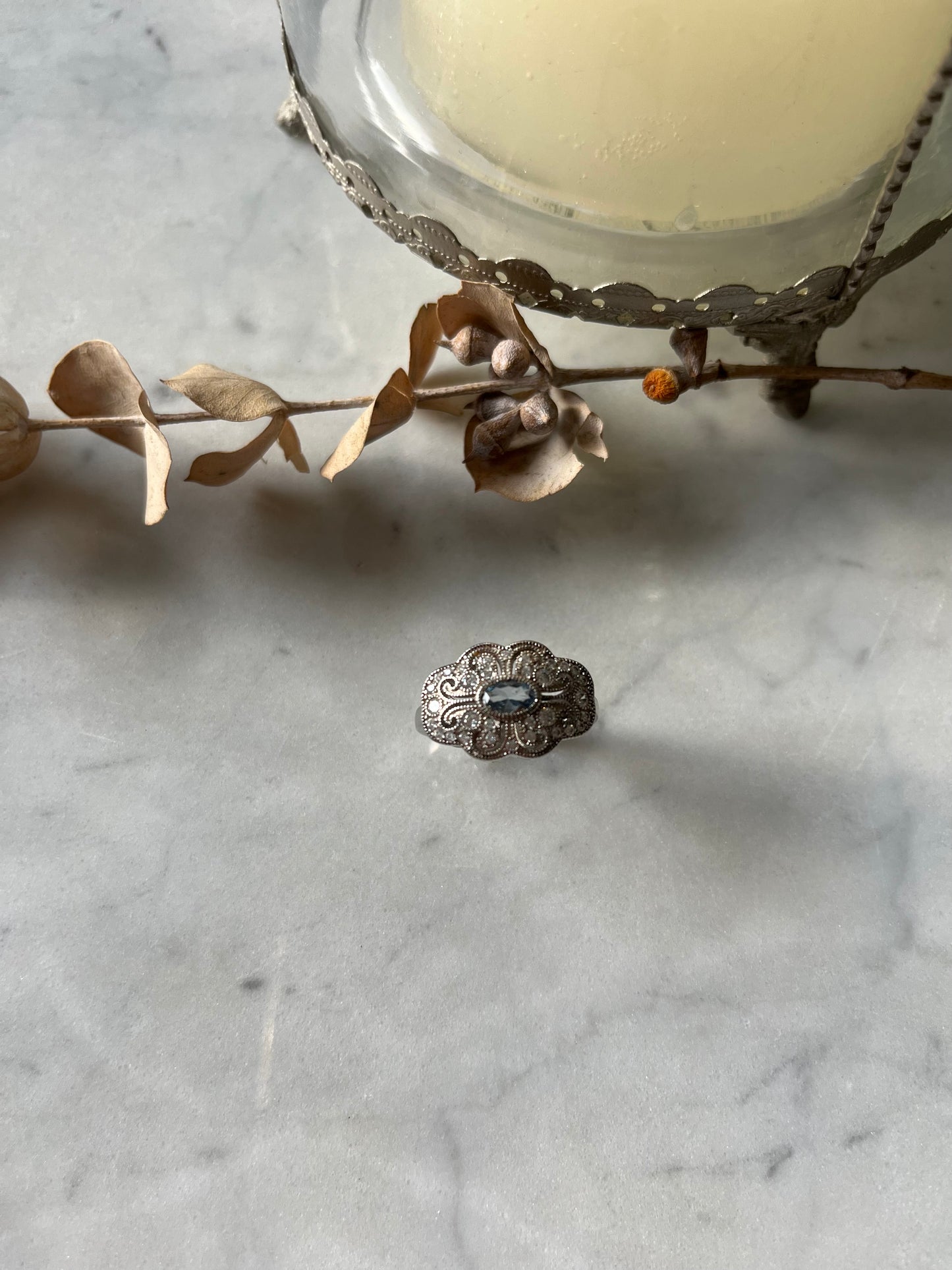 Anillo vintage de plata con piedra central azul y detalles florales ✨