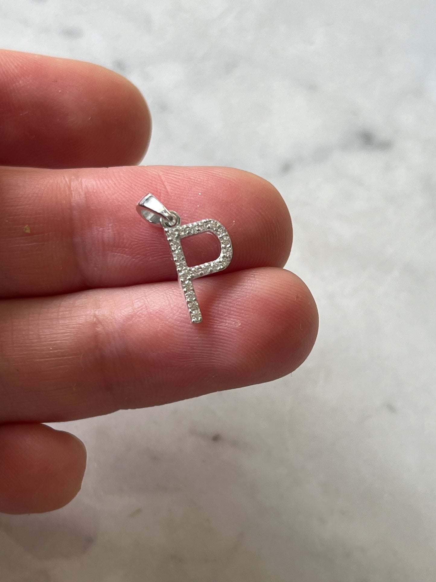Dije de plata Letra P
