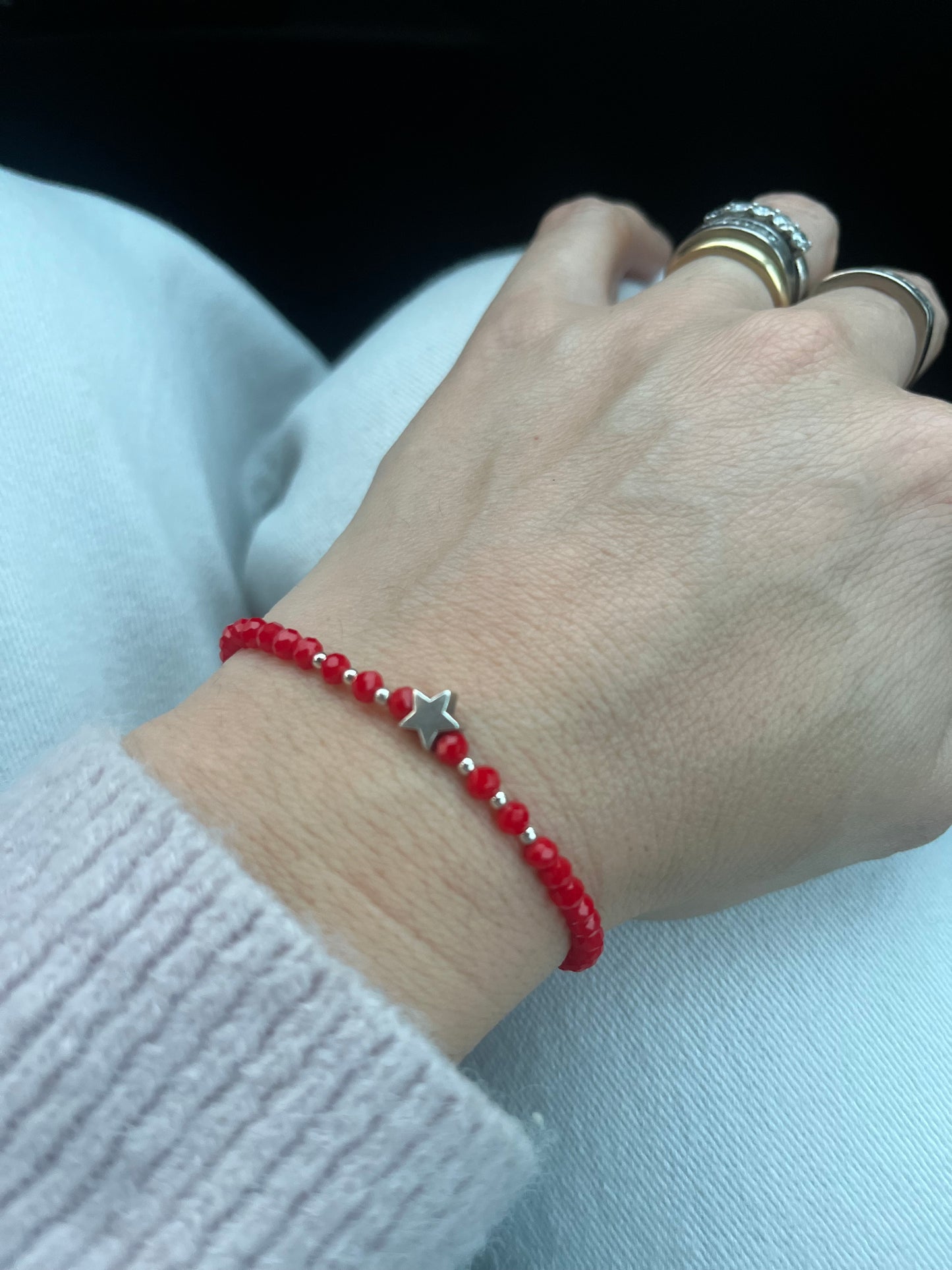 Pulsera hilo rojo, cristales rojos y estrella de plata