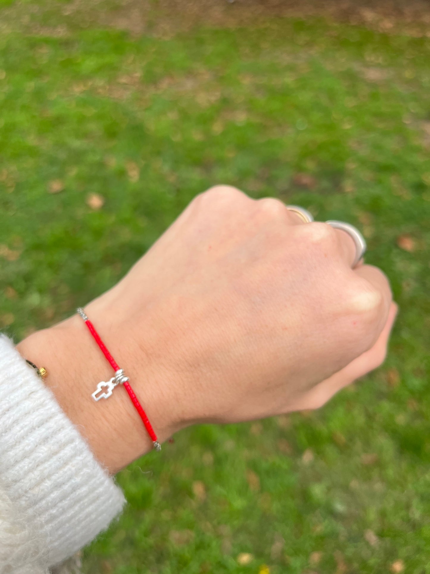 Pulsera de protección hilo gris con cristales rojos, mostacilla de plata y cruz de plata, ajustable de 15cm a 20cm
