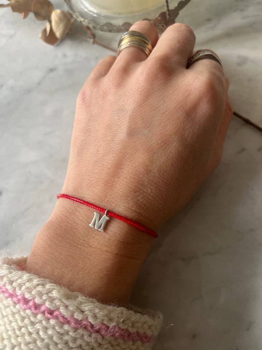🔴 Pulsera Inicial Roja - Letra M en Plata
