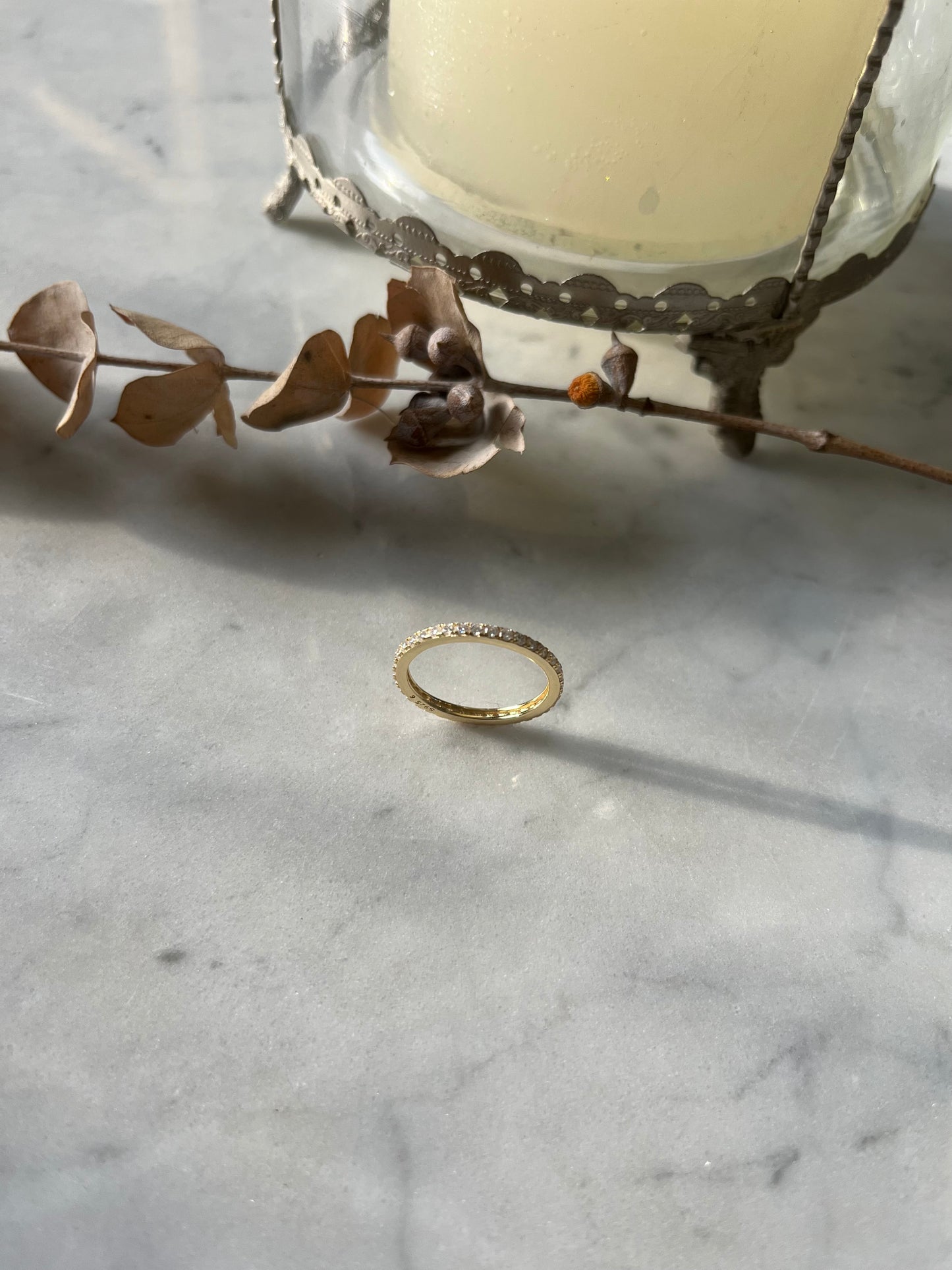 Anillo delgado con baño de oro y mosanita ✨