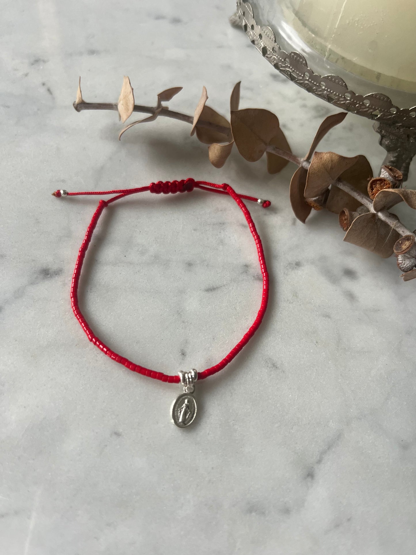 Pulsera hilo rojo virgen de los rayos