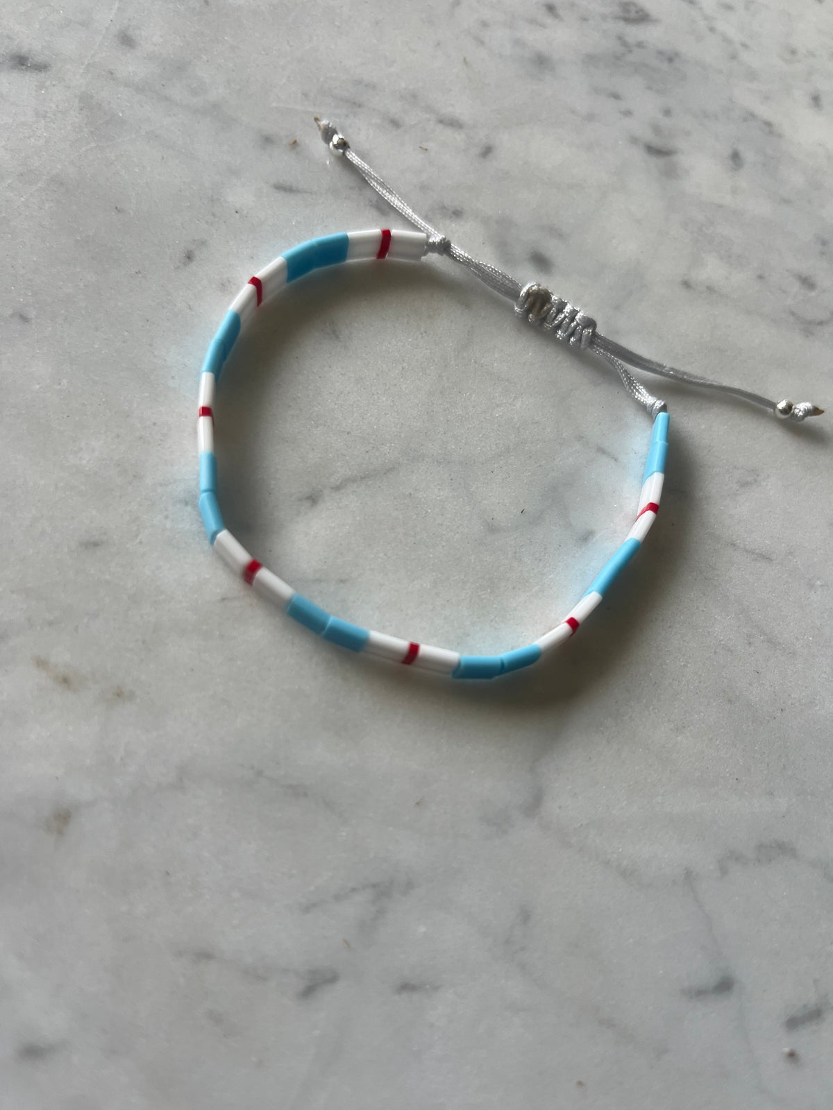 Pulsera inspirada en la Universidad Católica – Franja Eterna – Ana Diseño (foto 4)