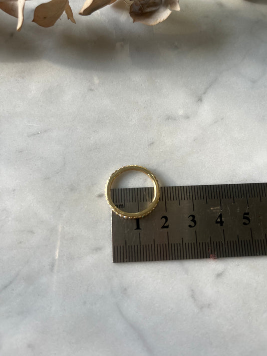 Anillo delgado con baño de oro y mosanita ✨