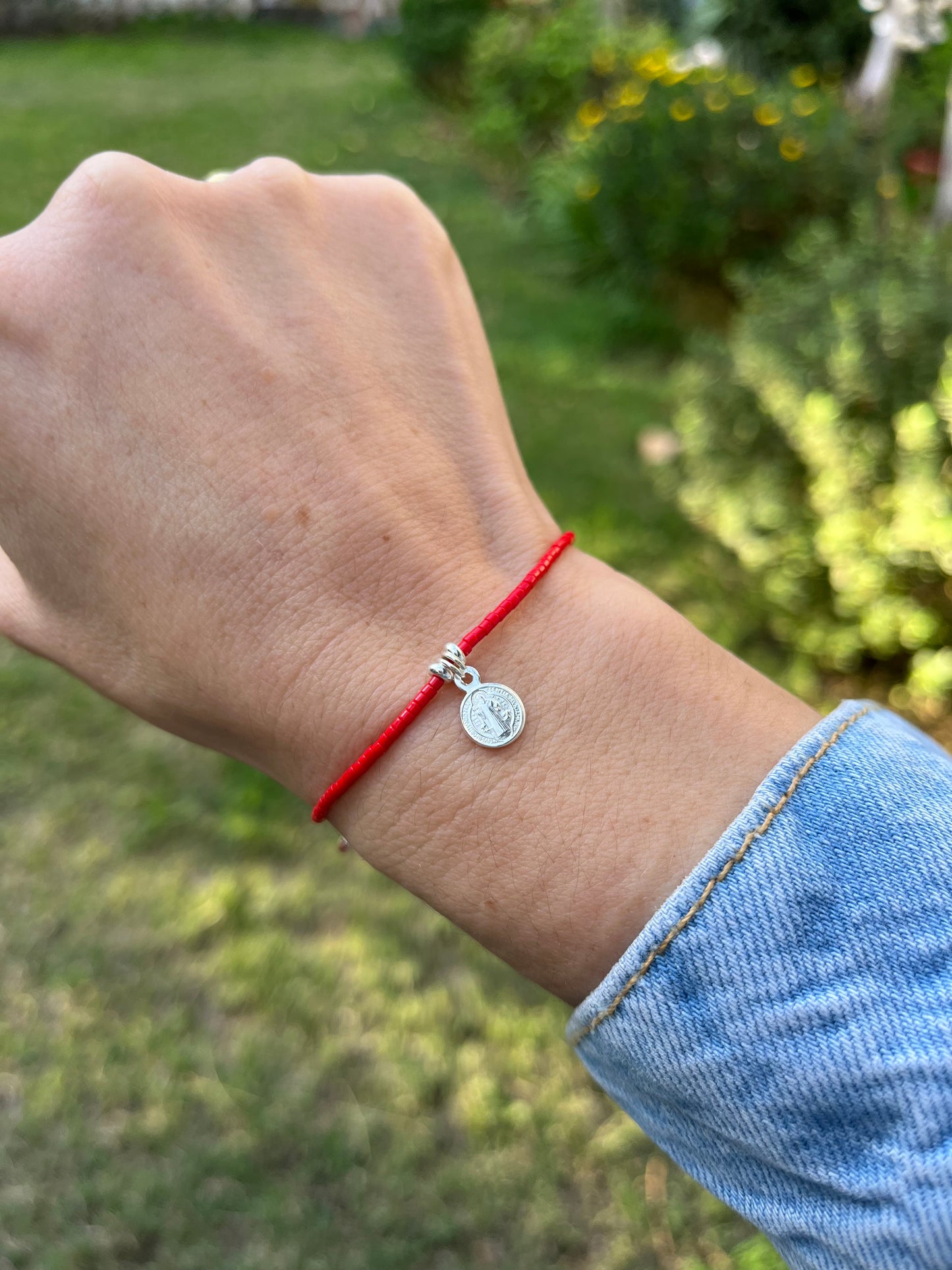 Pulsera de hilo rojo con cristales rojos y San Benito en plata, ajustable de 15cm a 20cm