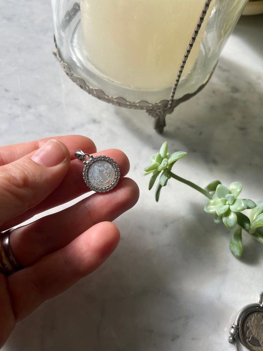 ✨ Dije San Benito en nácar y circones