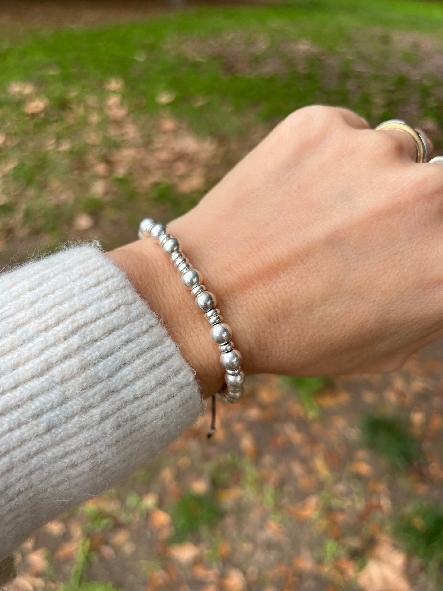 Pulsera de hilo negro, de bolitas y donas de plata, ajustable de 15cm a 20cm