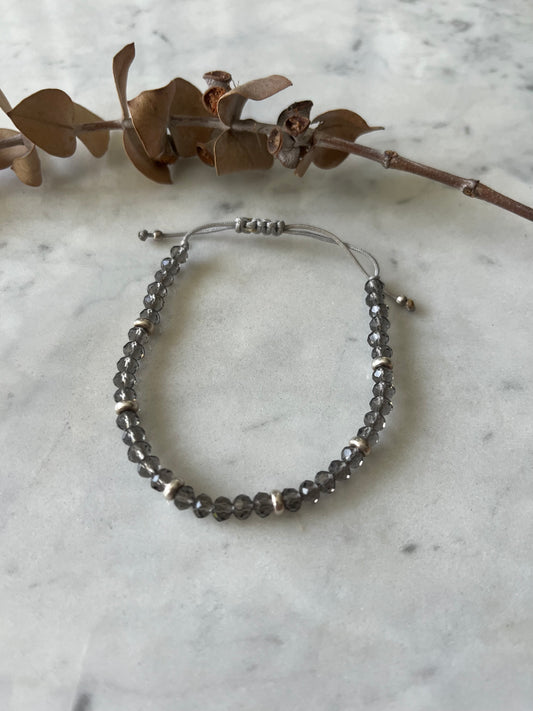 Pulsera hilo gris cristales grises, detalles de plata, ajustable de 15cm a 20cm