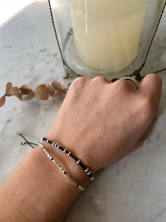 Pulsera Black Rings – Detalles en Plata