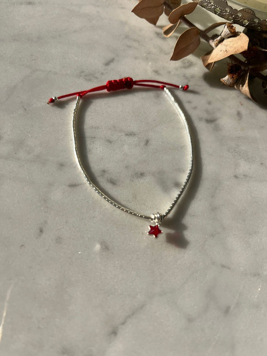 Pulsera de hilo rojo, con mostacillas de plata y circon rojo, ajustable de 15cm a 20cm