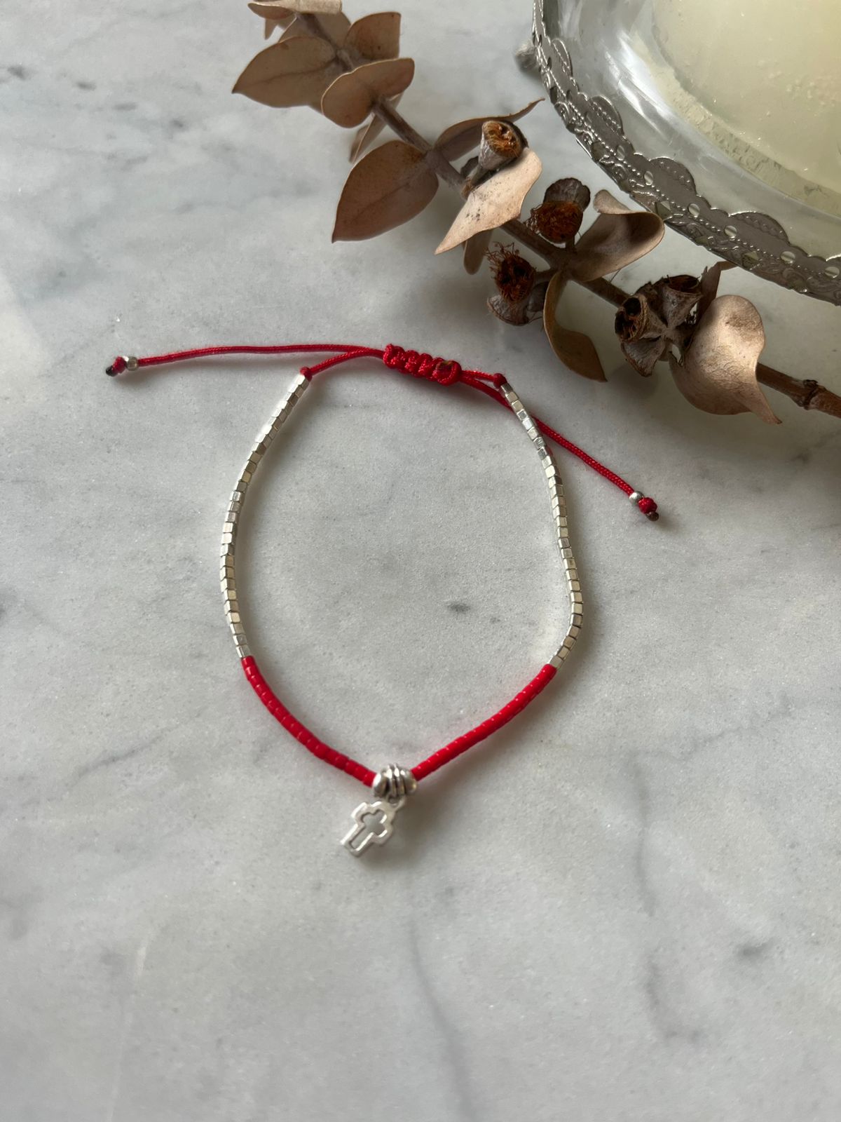 Pulsera de protección hilo gris con cristales rojos, mostacilla de plata y cruz de plata, ajustable de 15cm a 20cm