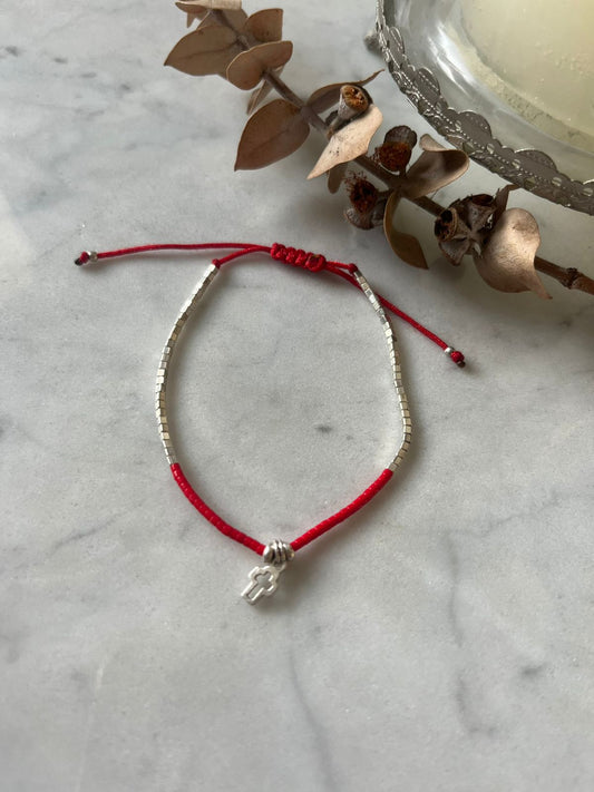 Pulsera de protección hilo gris con cristales rojos, mostacilla de plata y cruz de plata, ajustable de 15cm a 20cm