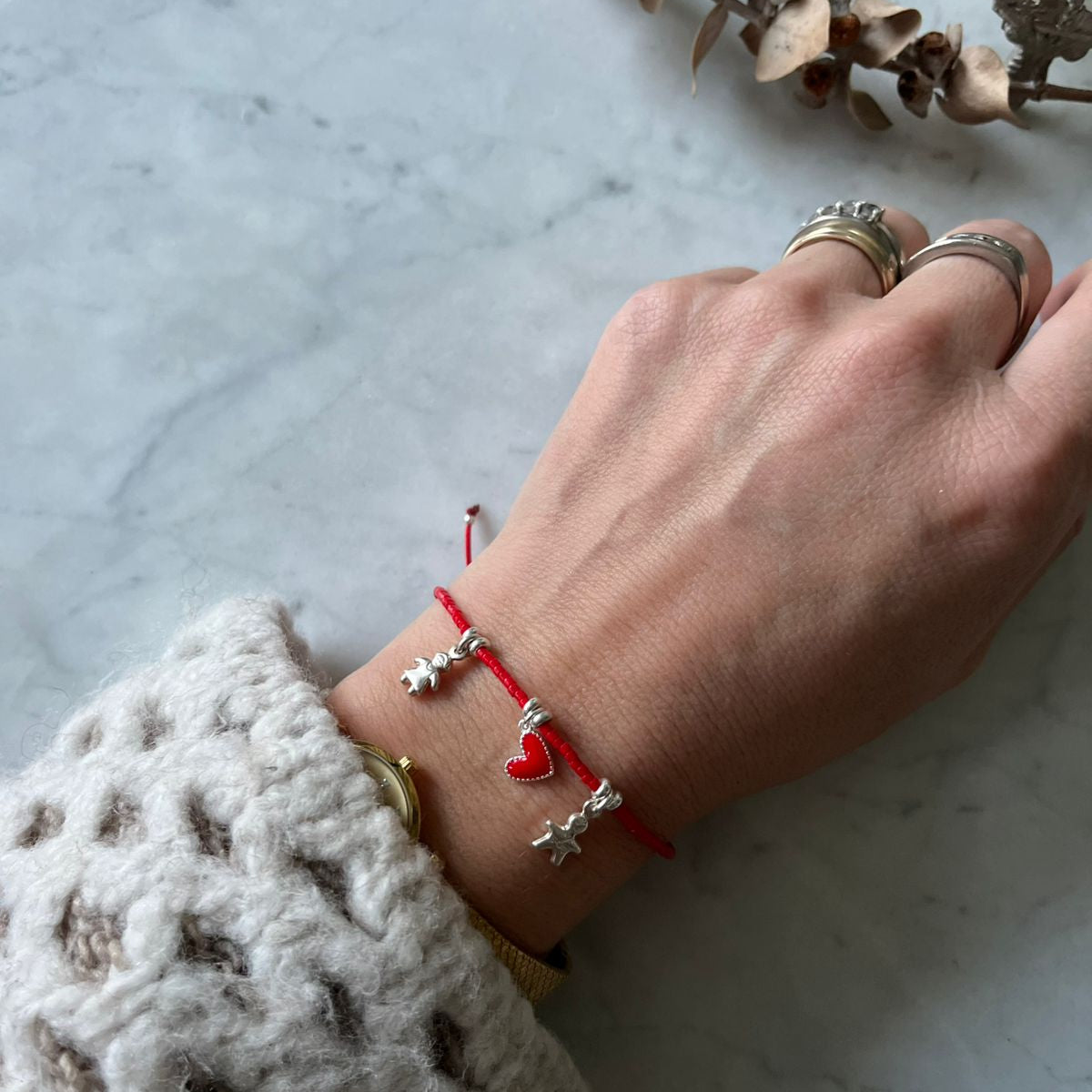 Pulsera de hilo rojo con cristales y dijes en plata – niña, niño y corazón 🔴🤍👧👦❤️