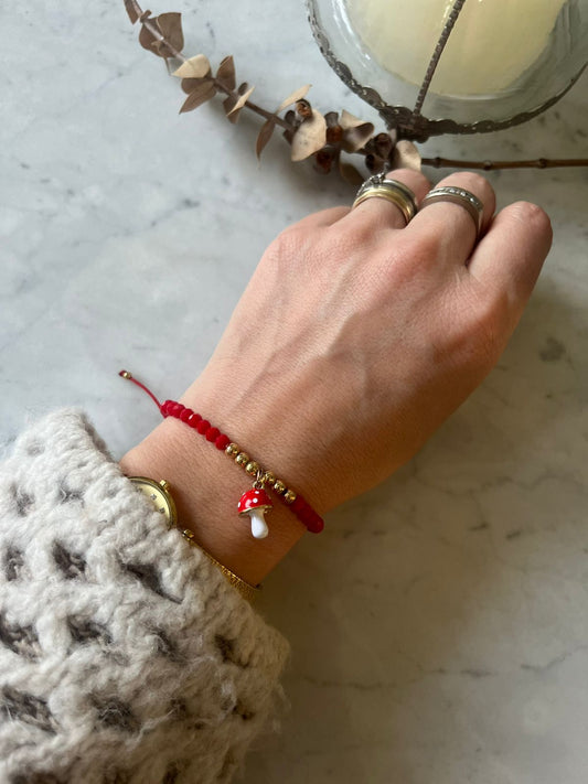 ✨ Pulsera roja con honguito: protección y sabiduría ✨