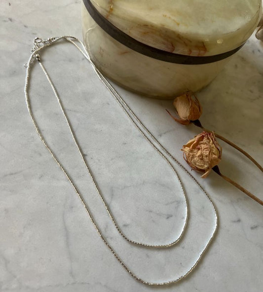 Collar Mostacilla de Plata – 80 cm de brillo atemporal ✨