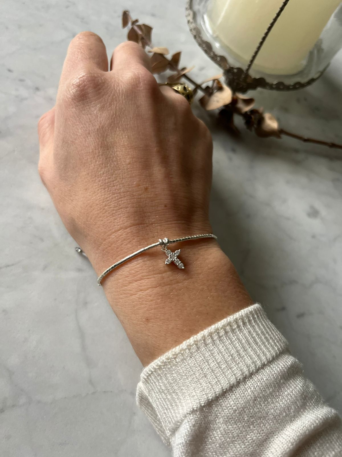 Pulsera cruz de circones, mostacillas de plata, ajustable de 15cm a 20cm