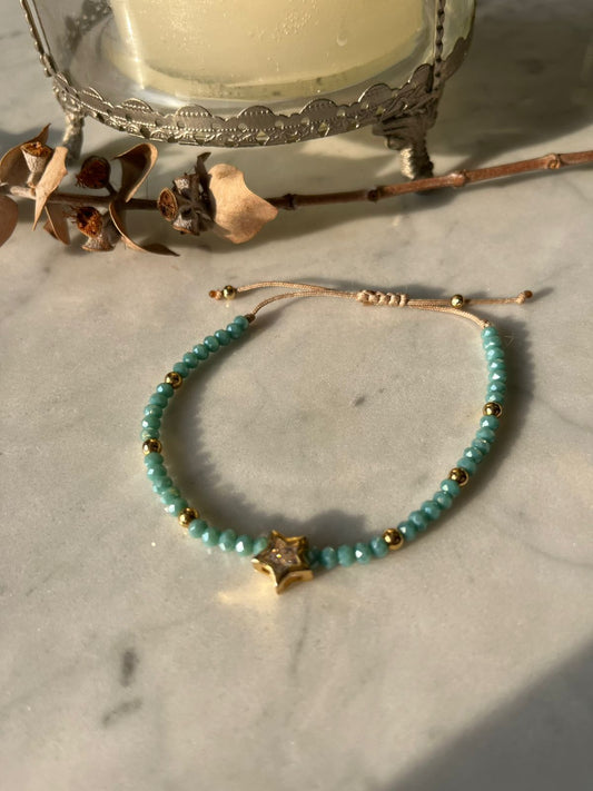 Pulsera de cristales celestes, detalles y estrella con circón en baño de oro.