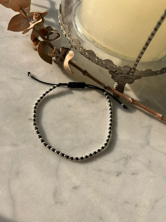 Pulsera de hilo negro, con cristales negros y mostacillas de plata, ajustable de 15cm a 20cm