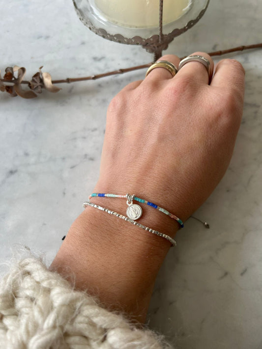 Pulsera Hilo Gris , cristales de colores, detalles en plata y San Benito, ajustable de 15 a 20cm