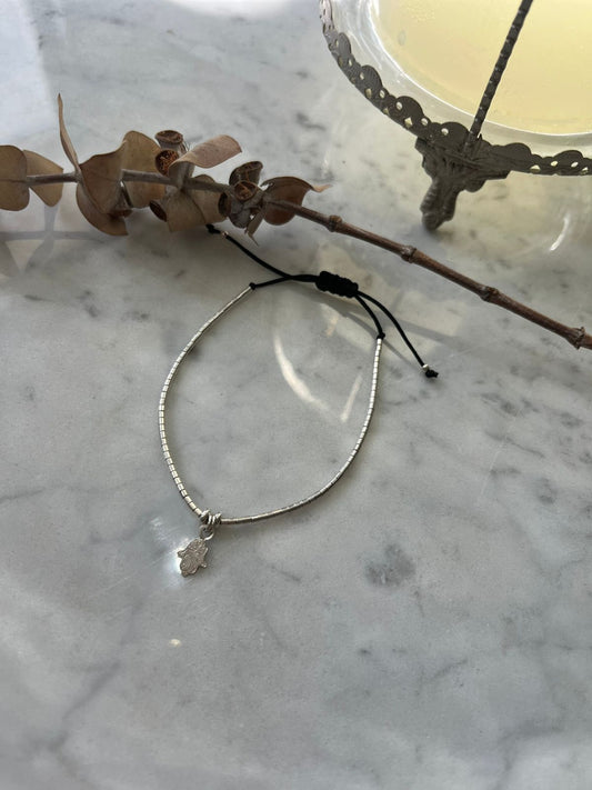 Pulsera Hilo Negro con mostacillas de plata y mano de fatima, ajustable de 15 a 20cm