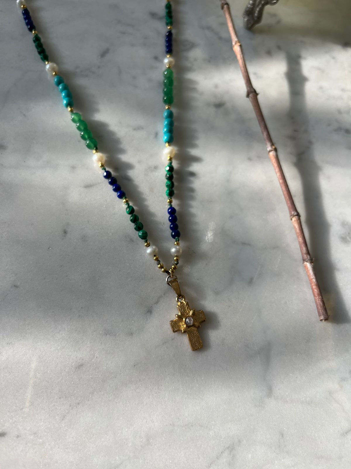 Collar de piedras naturales, con Jade, lapislázuli, turquesa, con cruz y detalles bañados en oro de 40cm