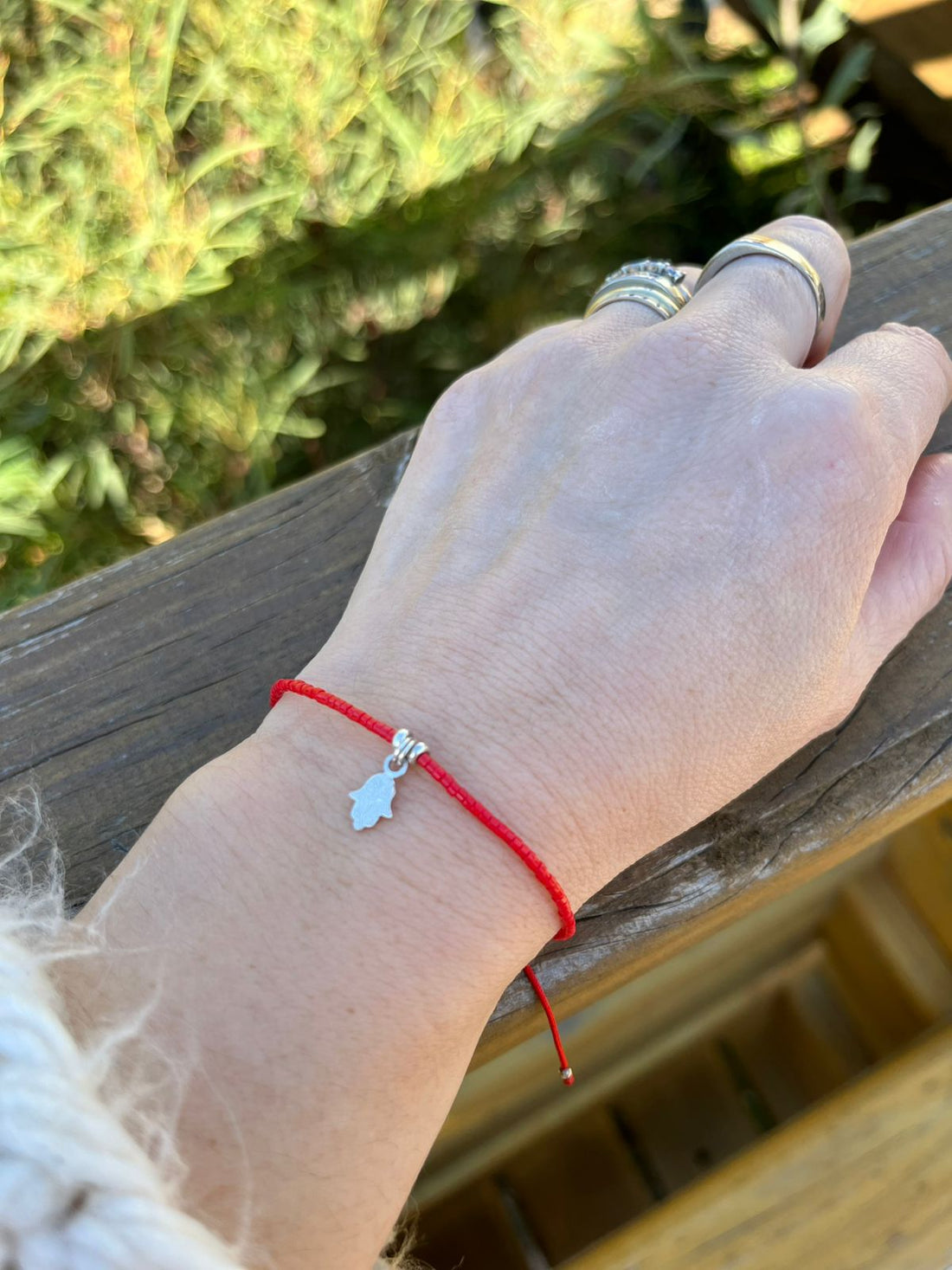 Pulsera de hilo rojo con Mano de Fátima – Ana Diseño