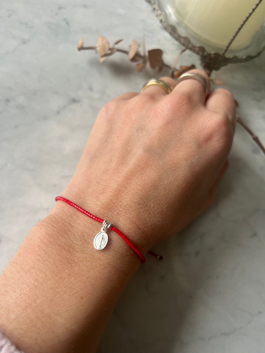 Pulsera de hilo rojo con Virgen de los Rayos, regalo de Primera Comunión – Ana Diseño