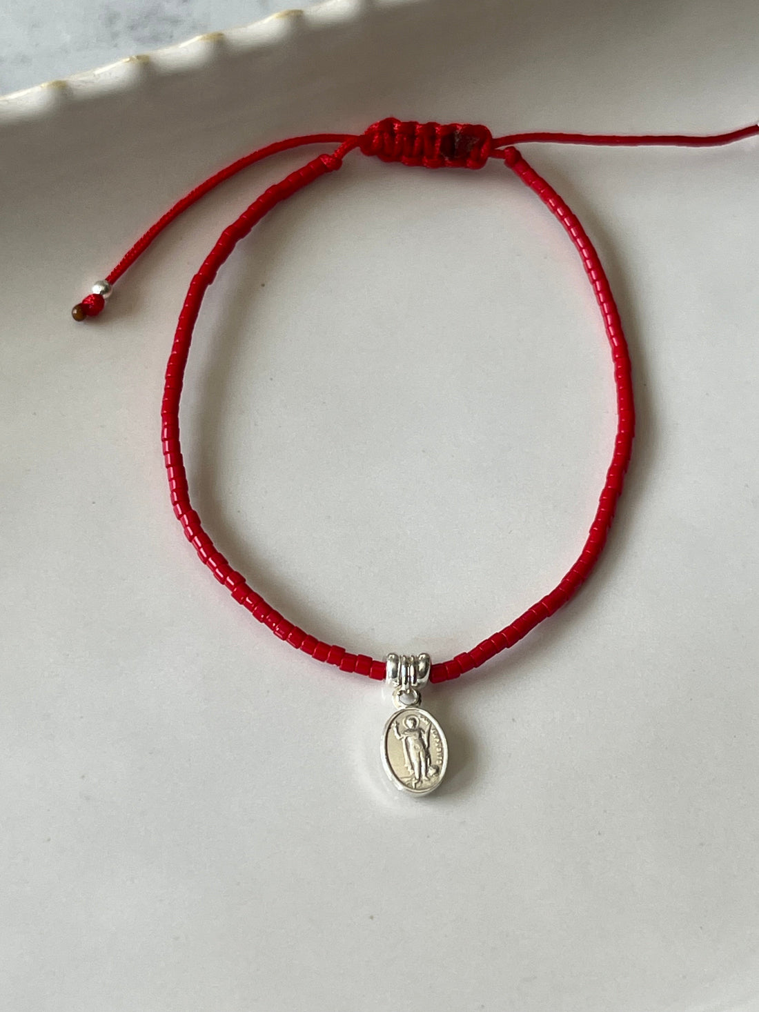 Pulsera de hilo rojo con medalla de San Expedito – Ana Diseño