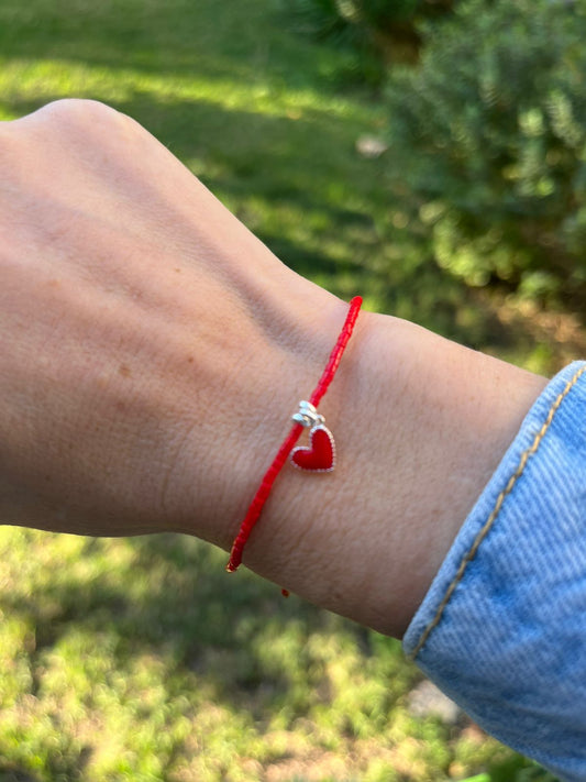 Pulsera de hilo rojo en la muñeca izquierda – Ana Diseño