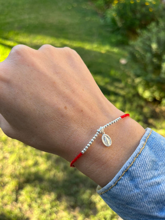 Pulsera roja de protección con Virgen de los Rayos en plata – Ana Diseño