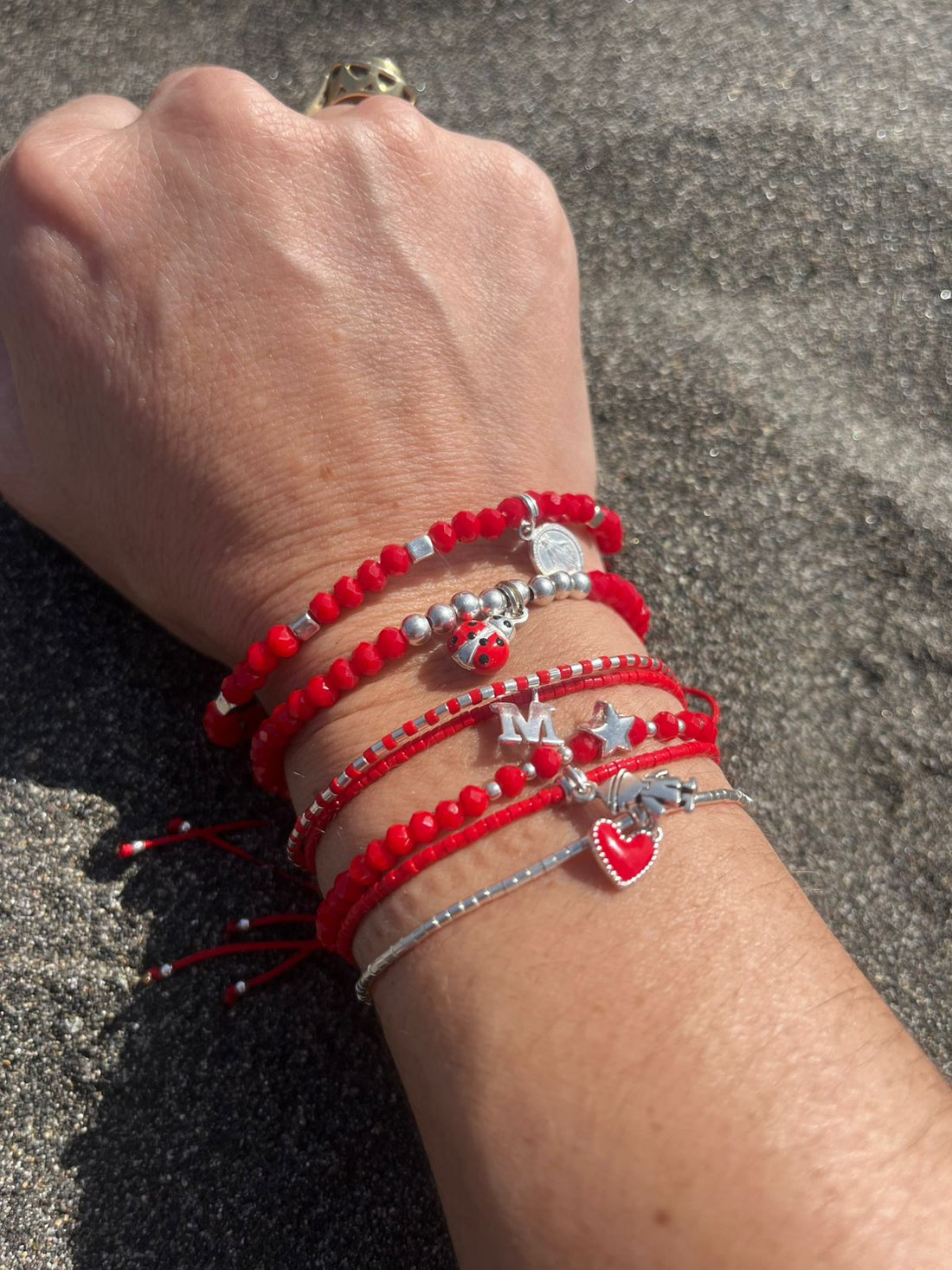 Pulsera de hilo rojo: qué significa y por qué es un amuleto de protección