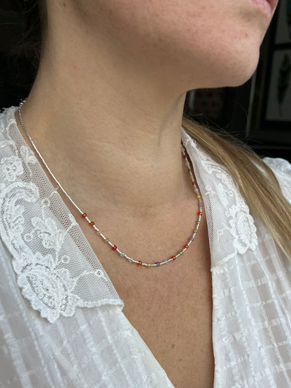 Collar mostacilla de plata circones de colores