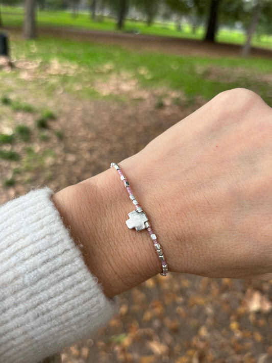 Pulsera de protección hilo gris, cristales rosados con mostacillas y cruz de plata