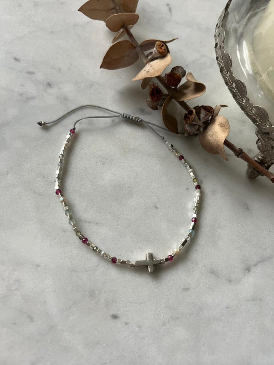 Pulsera de piedras naturales, detalles en plata  y cruz en plata