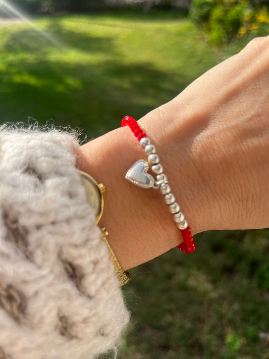 Pulsera cristales rojos y detalles de plata con corazón de plata