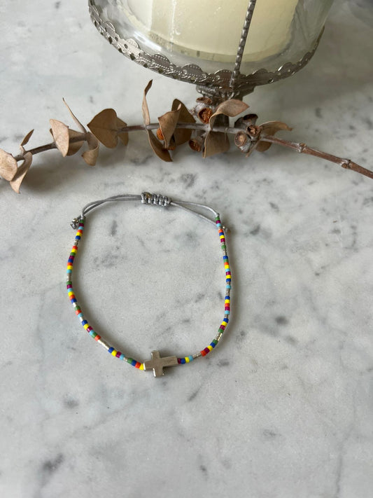 Pulsera de hilo gris con mostacillas de colores , detalles y cruz de plata, ajustable de 15cm a 20cm