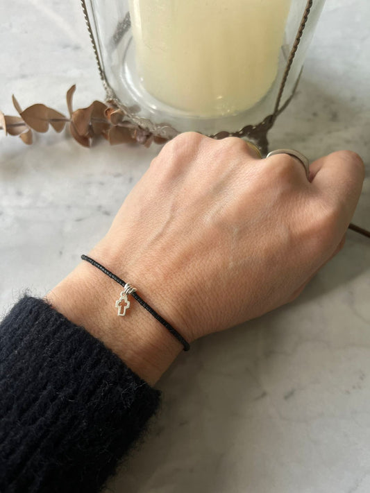 Pulsera Cruz Negra – Fe, fuerza y estilo 🖤✝️