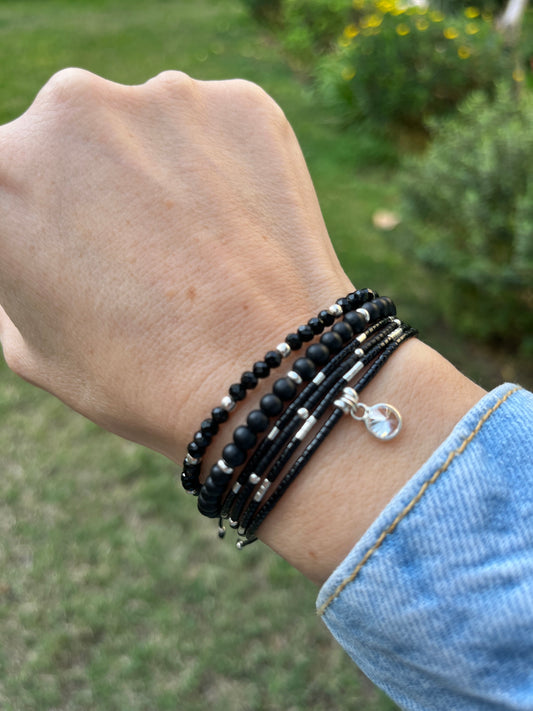 Pulsera de hilo negro con ónix mate y detalles de  plata, ajustable de 15cm a 20cm