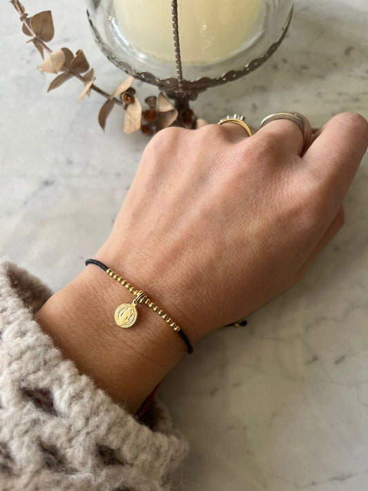 Pulsera hilo negro con cristales negros y  San Benito Baño de oro 24k , ajustable de 15cm a 20cm