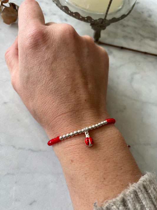 Pulsera hilo rojo de protección ,bolitas de plata y chinita