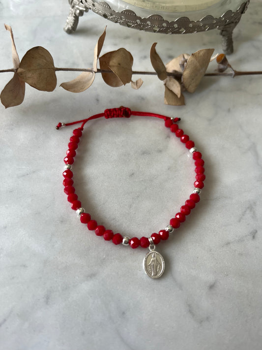 Pulsera hilo rojo y cristales rojos con virgen de los rayos y detalles en plata