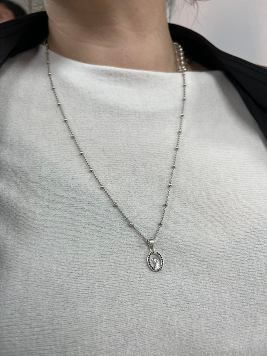 Dije Virgen niña de plata con circones negros